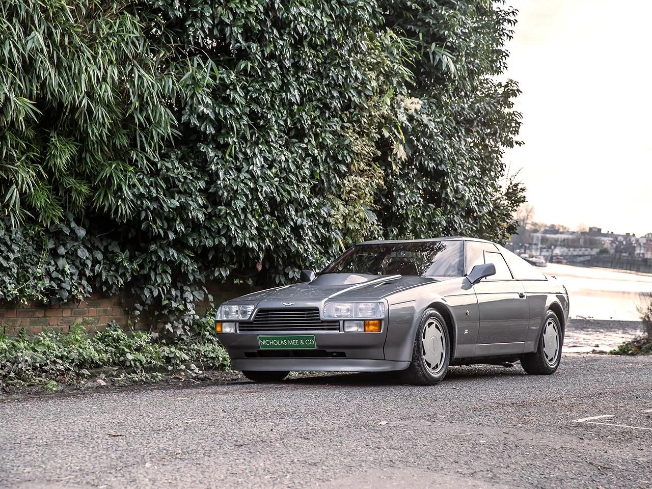 Aston Martin Vantage 5.3 1985 photo - 5