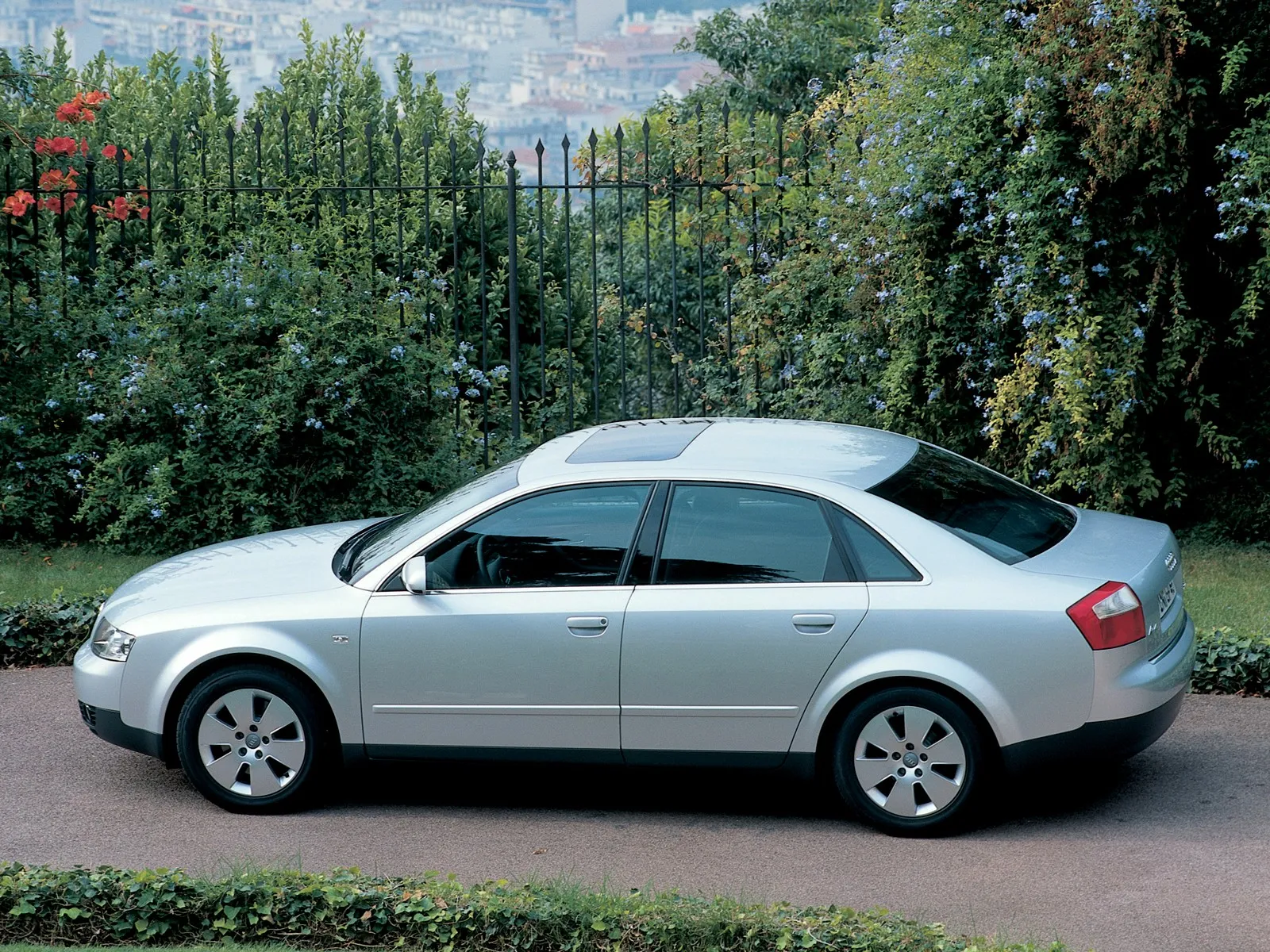 Audi A4 2.0 2000 photo - 10