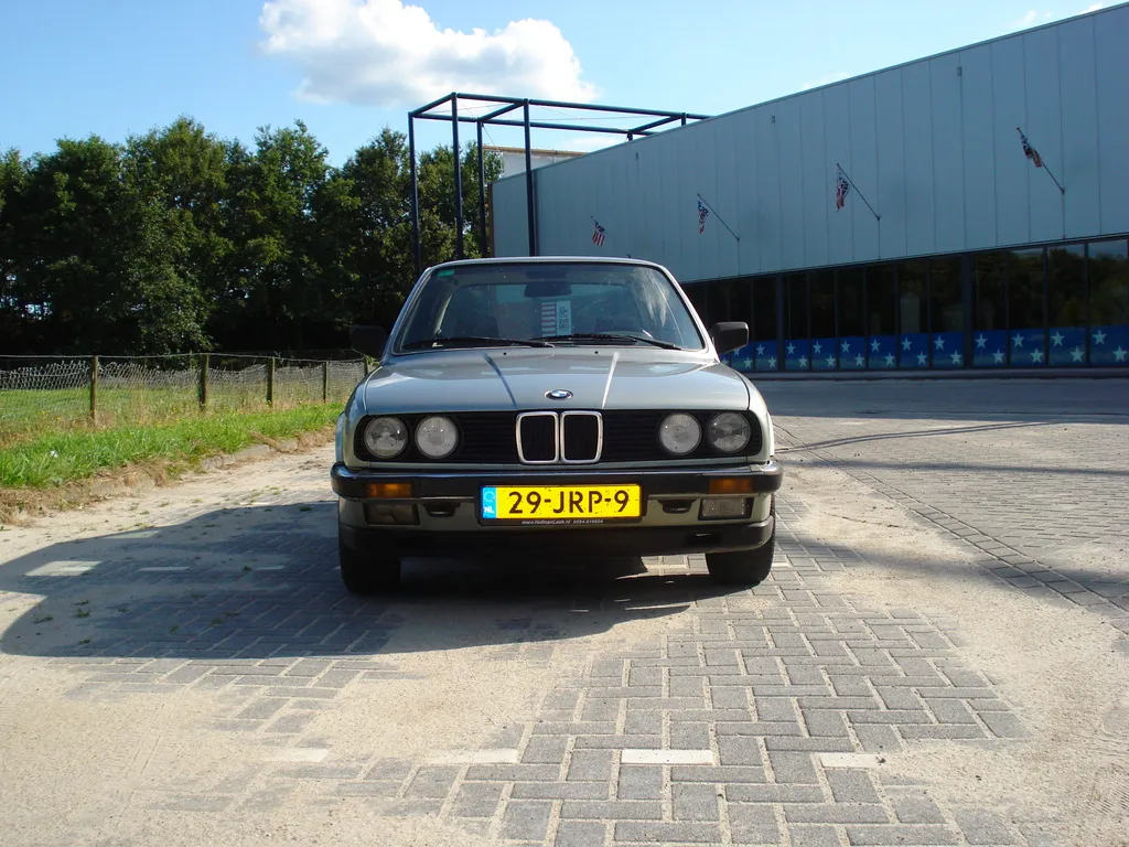 BMW 3 series 323i 1984 photo - 1
