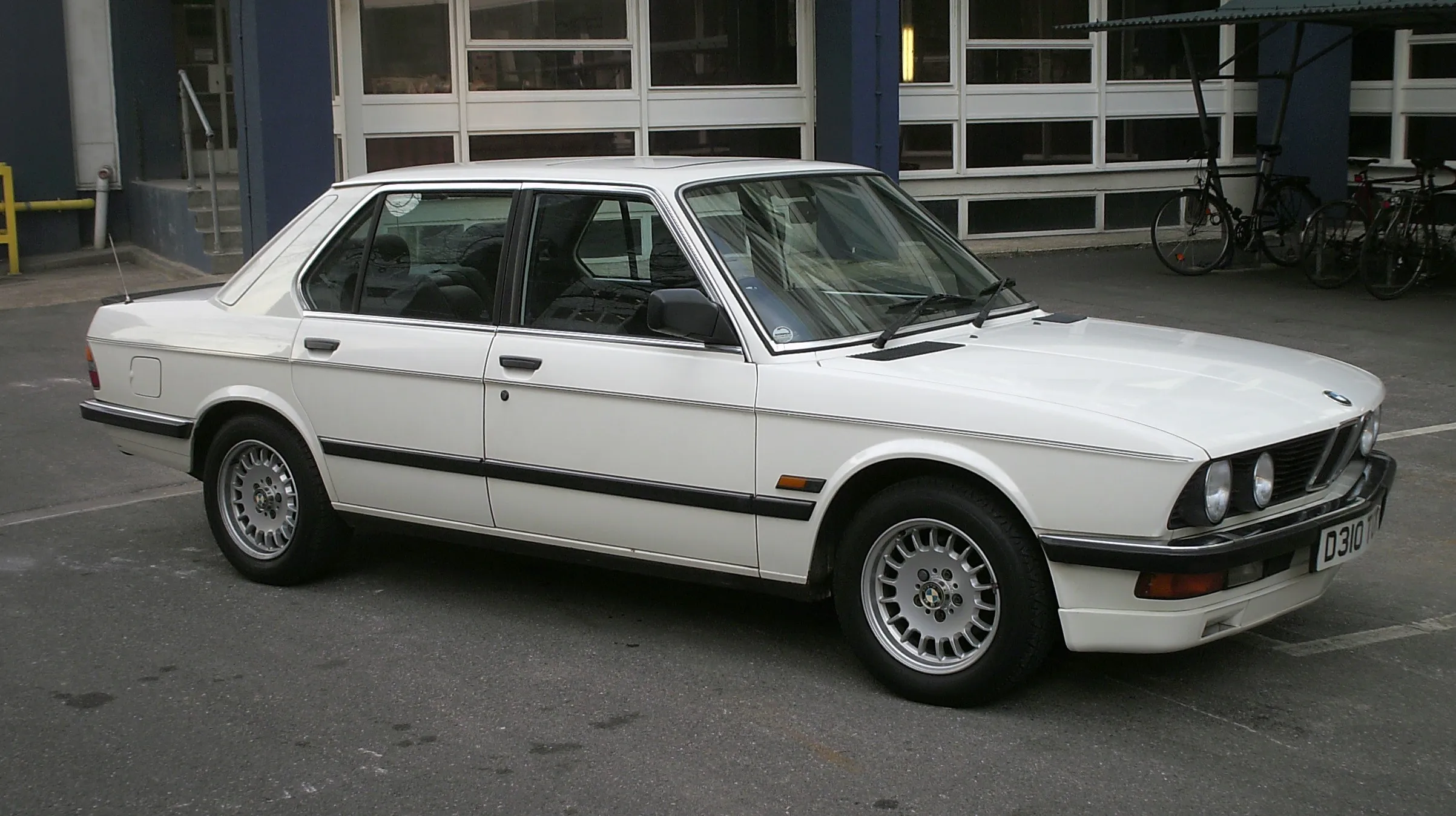 BMW 5 series 520i 1987 photo - 9