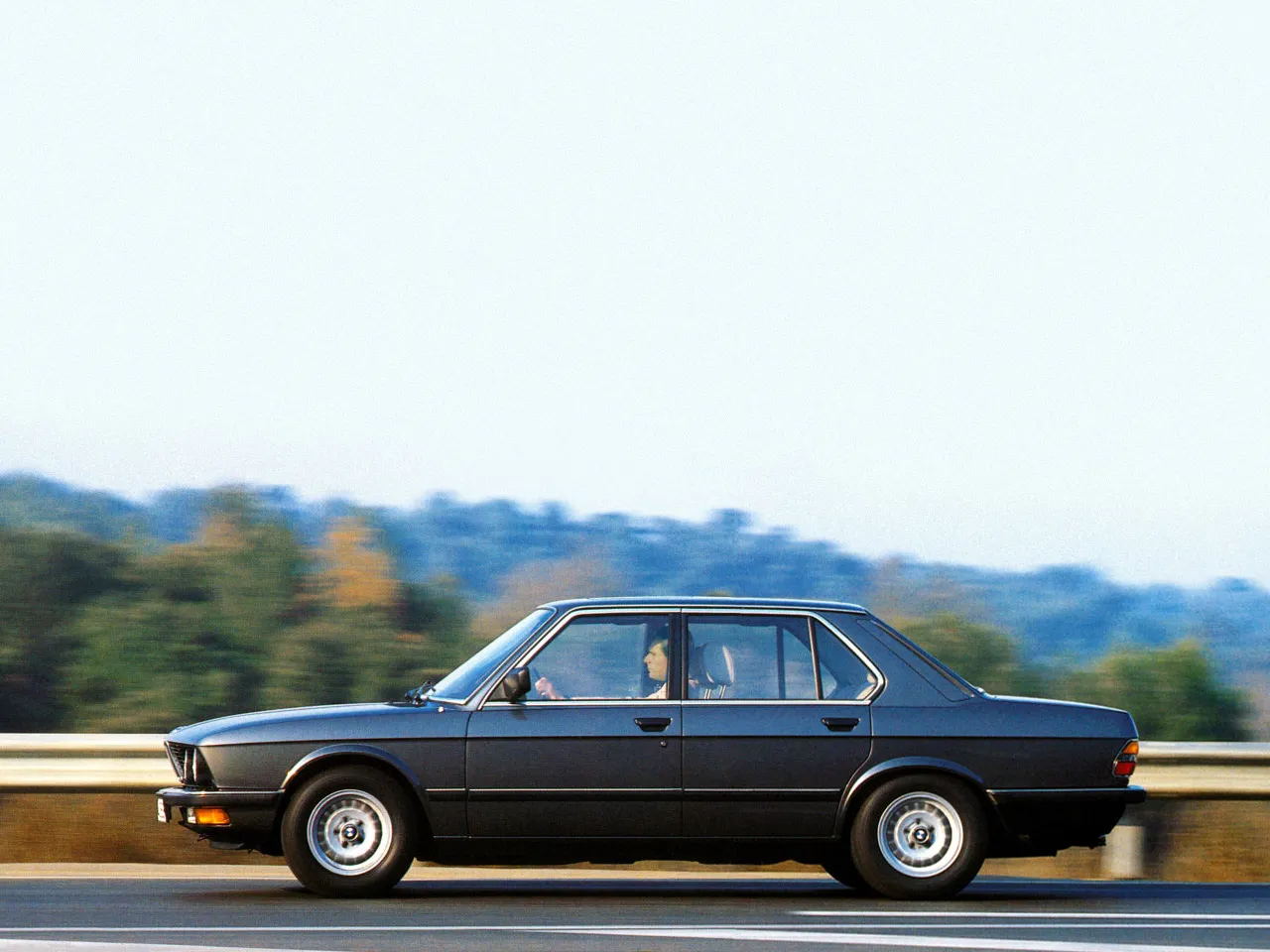 BMW 5 series 525e 1981 photo - 3