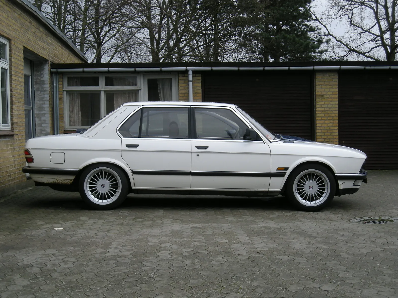 BMW 5 series 528i 1985 photo - 12