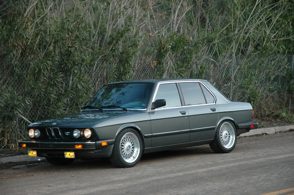 BMW 5 series 528i 1985 photo - 5