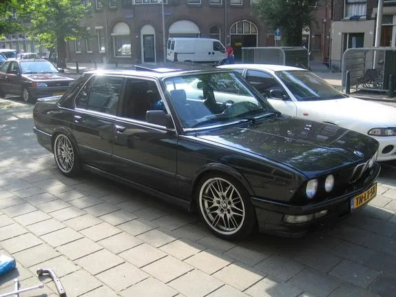 BMW 5 series 528i 1985 photo - 6