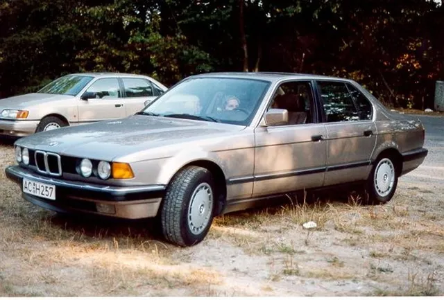 BMW 7 series 735i 1988 photo - 8