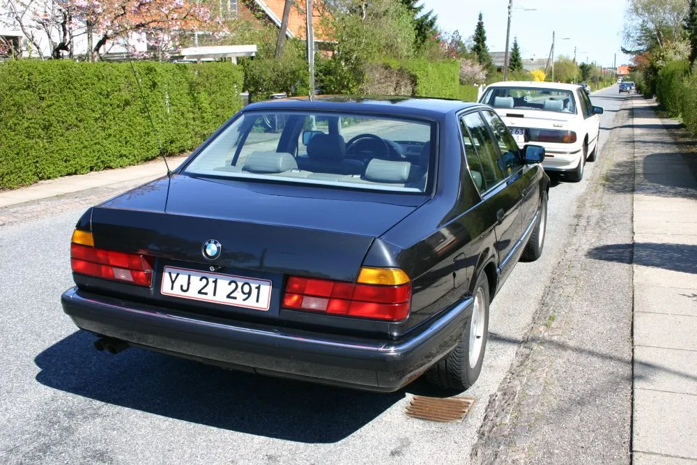 BMW 7 series 750i 1990 photo - 4