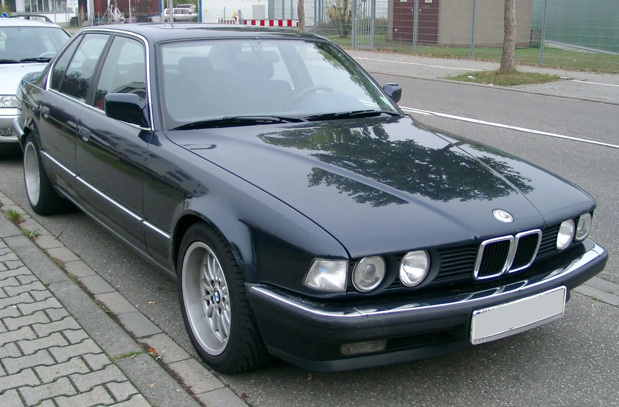 BMW 7 series 750i 1990 photo - 8