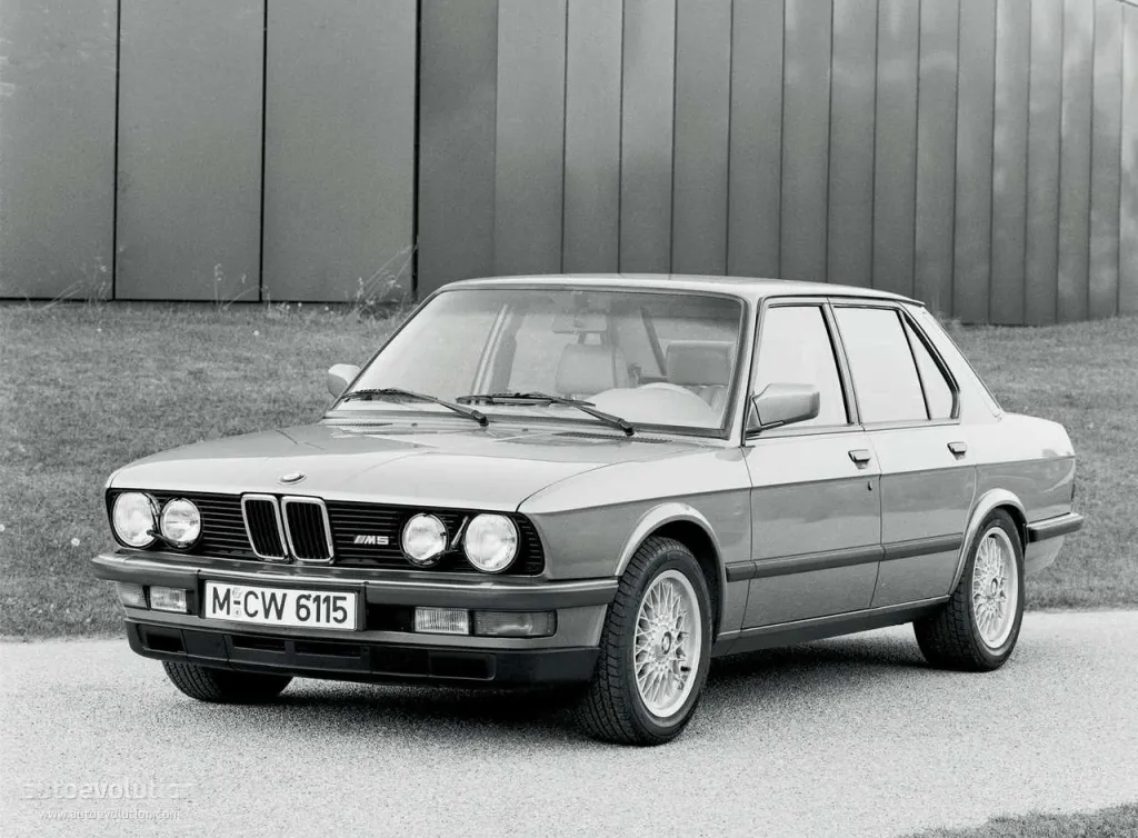 BMW M5 3.5 1984 photo - 4