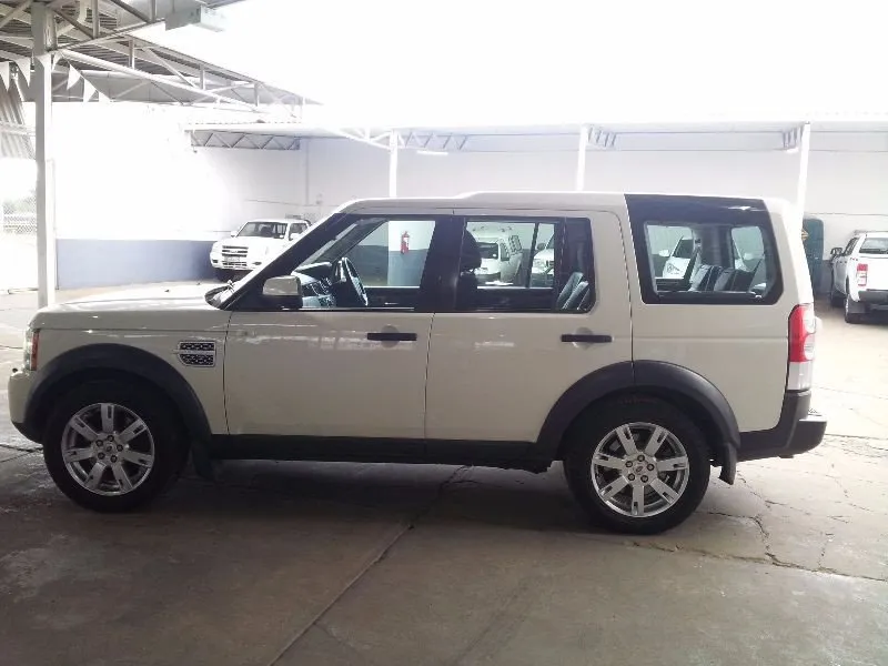 Land Rover Discovery 3.0 2010 photo - 1