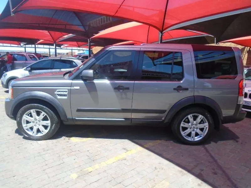 Land Rover Discovery 3.0 2010 photo - 12