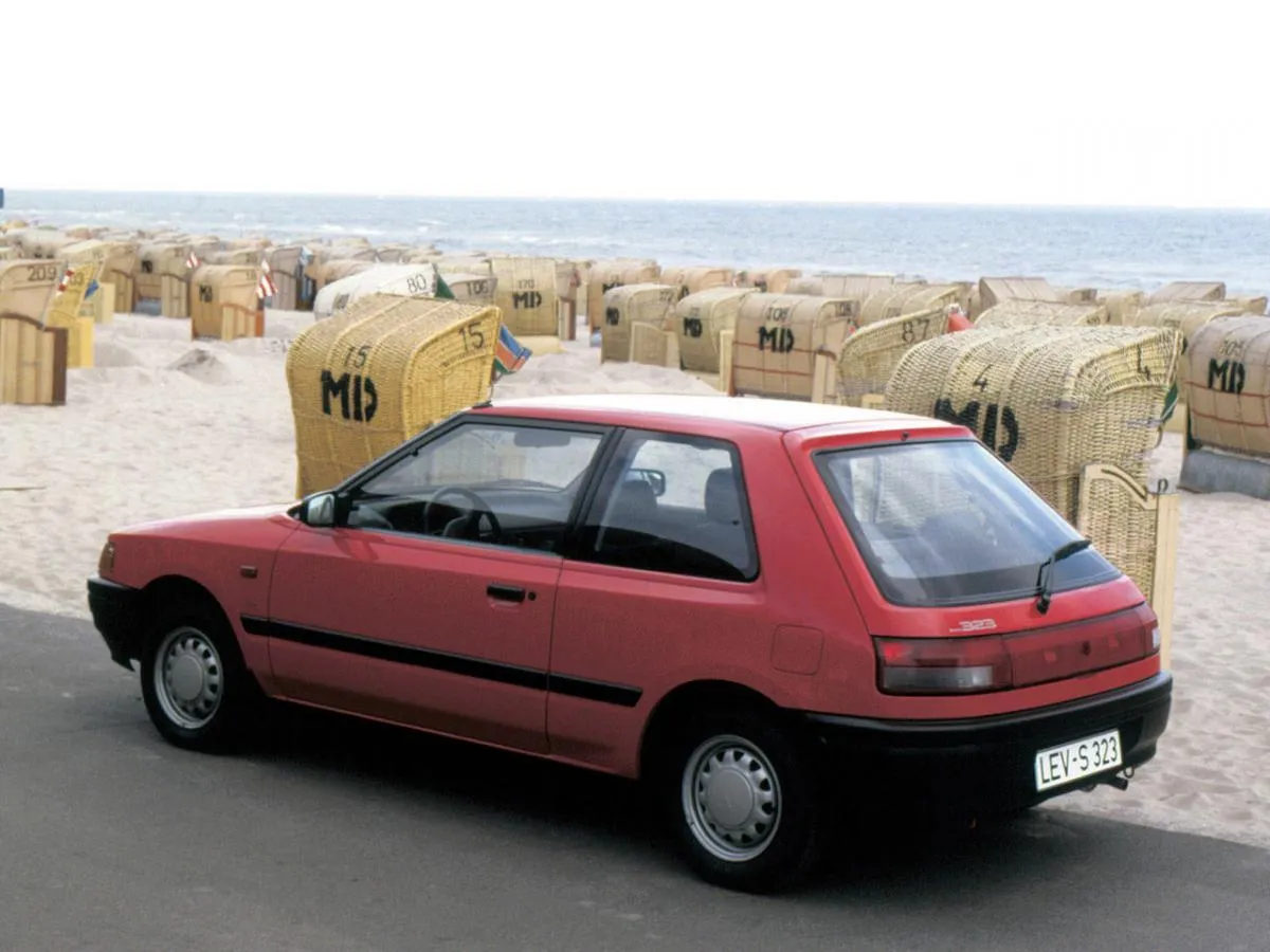 Mazda 3 1.6 1989 photo - 3