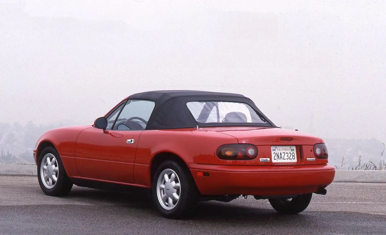 Mazda 5 2.0 1990 photo - 2