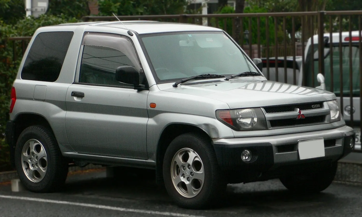 Mitsubishi Pajero 2.4 1998 photo - 3