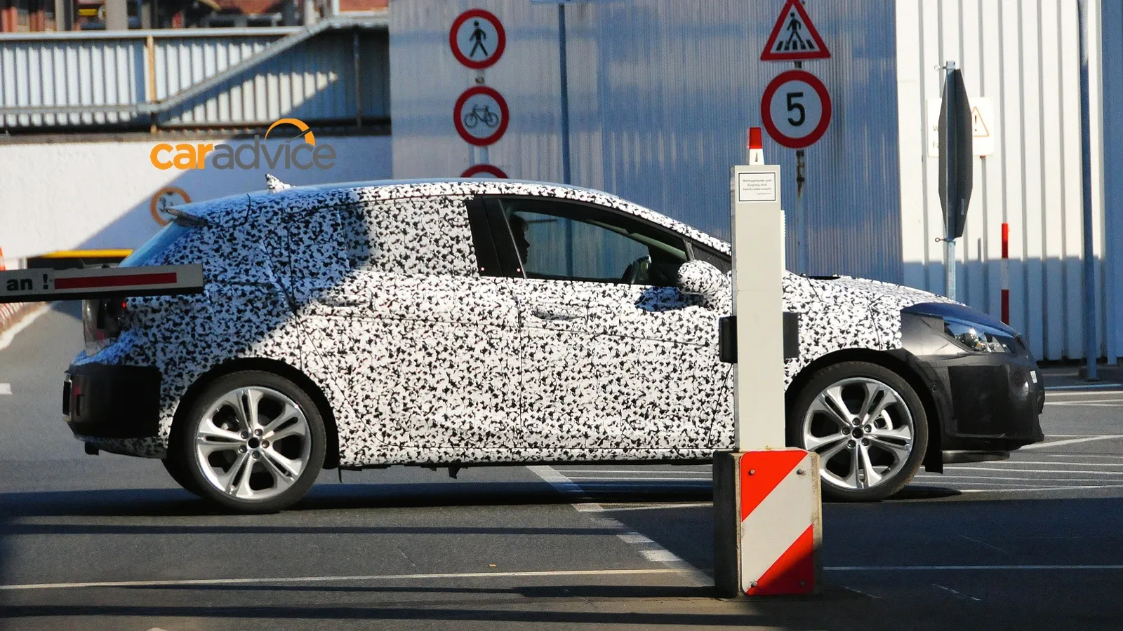 Opel Astra 1.2 2014 photo - 1