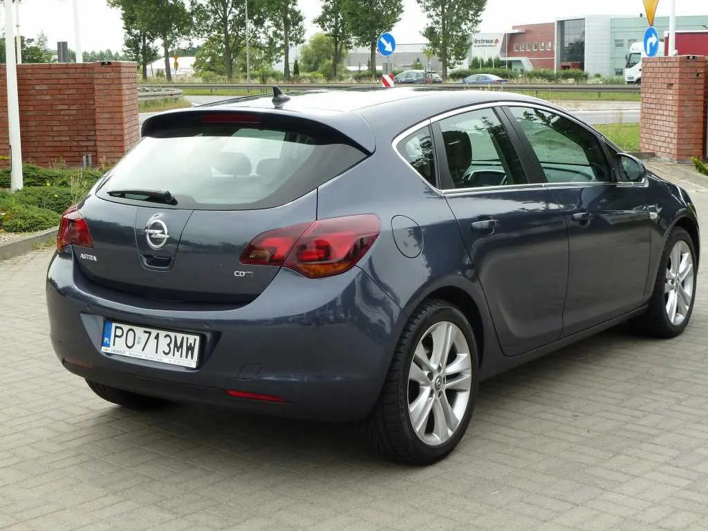 Opel Astra 1.3 2010 photo - 9