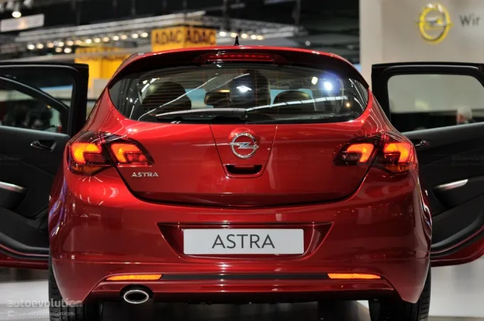 Opel Astra 1.3 2012 photo - 6