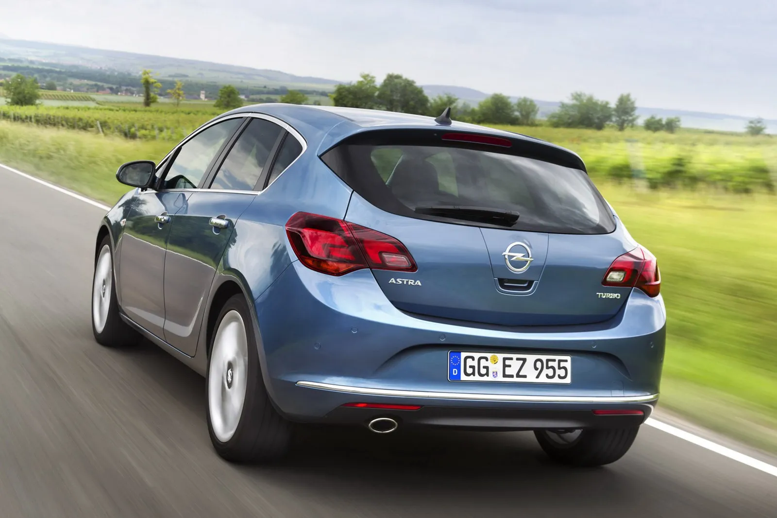 Opel Astra 1.3 2013 photo - 2