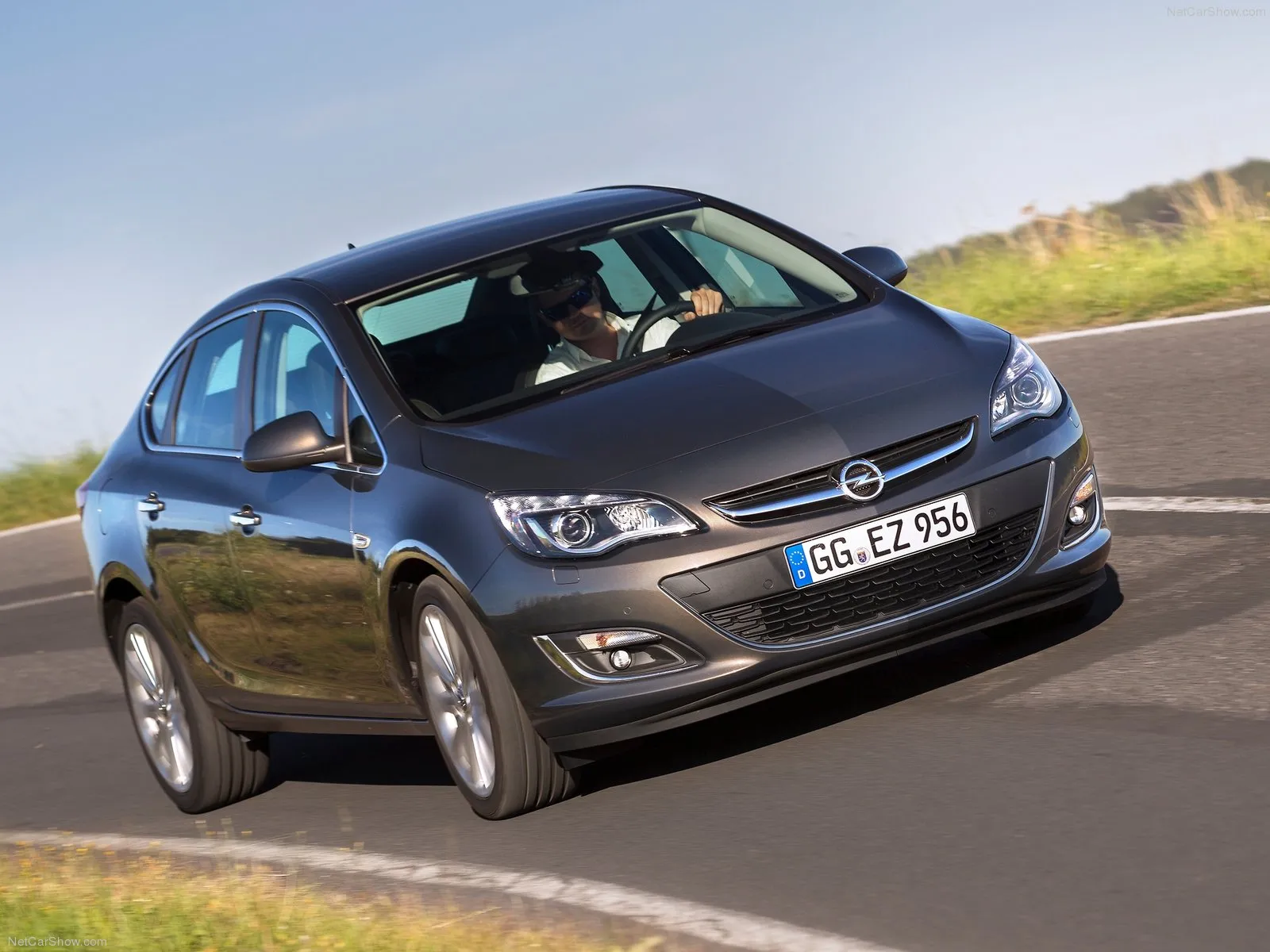 Opel Astra 1.3 2013 photo - 4