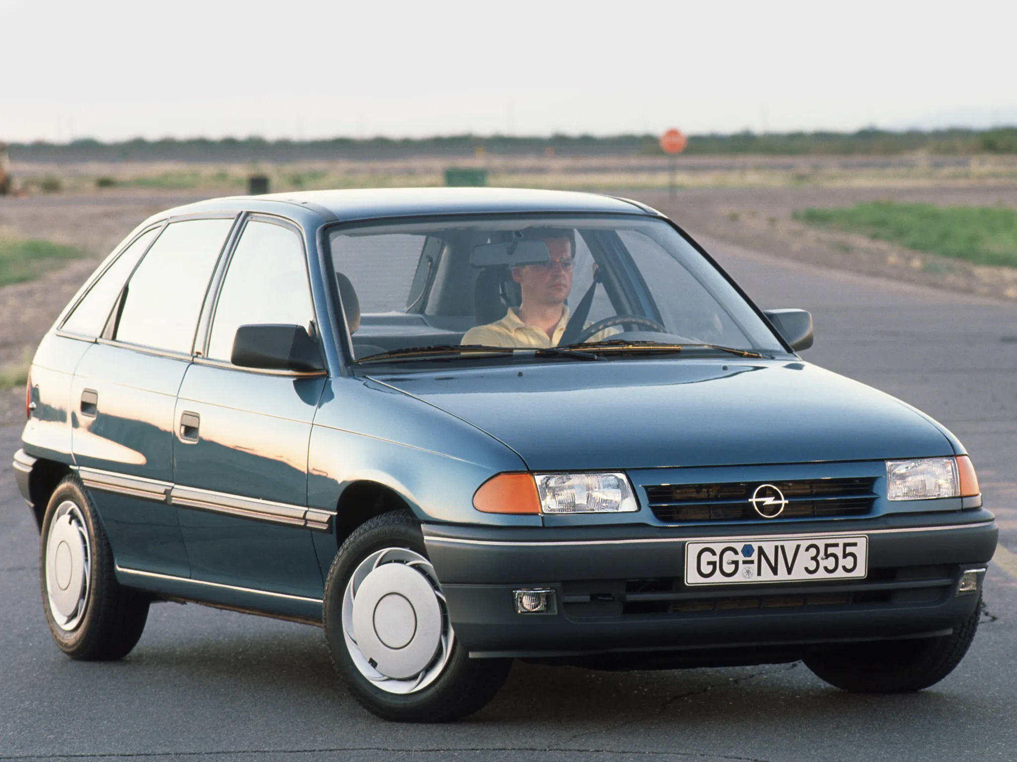 Opel Astra 1.6 1991 photo - 9