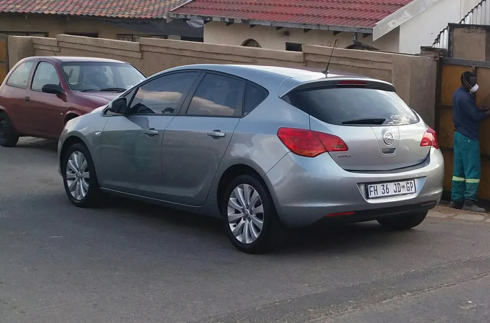 Opel Astra 1.6 2013 photo - 2