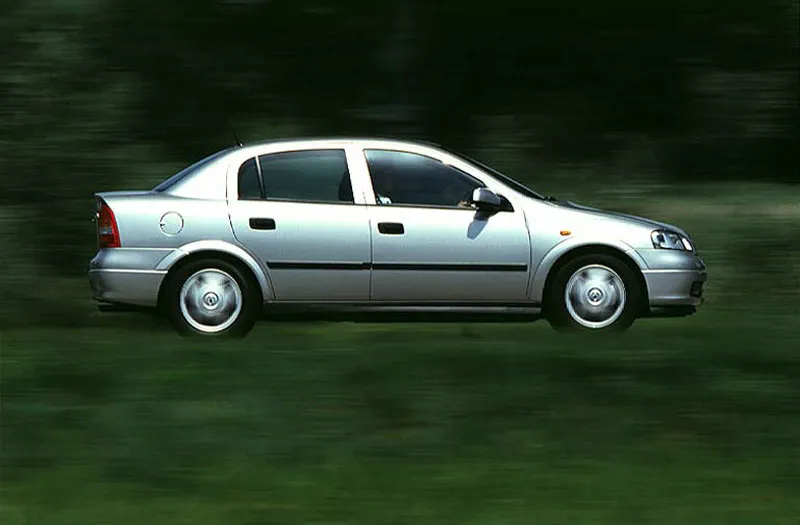 Opel Astra 1.7 2003 photo - 2