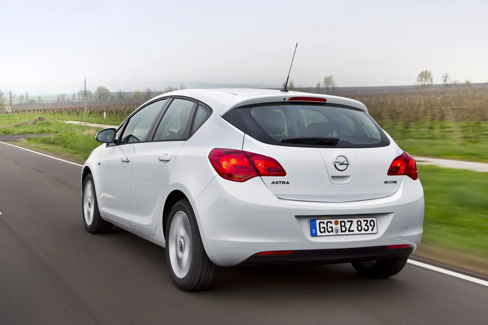 Opel Astra 2.0 2011 photo - 2