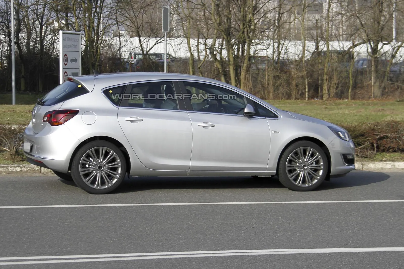 Opel Astra 2.0 2013 photo - 1