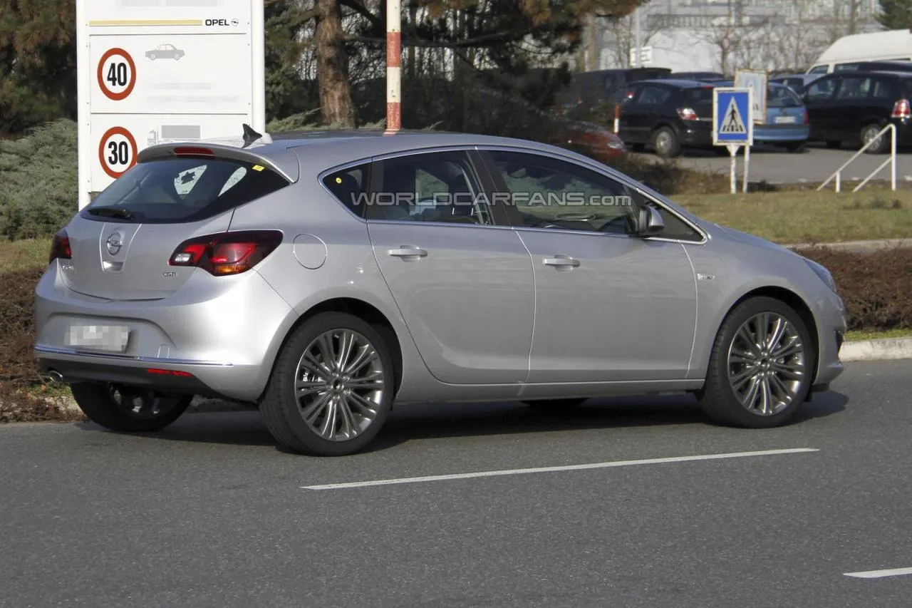 Opel Astra 2.0 2013 photo - 10