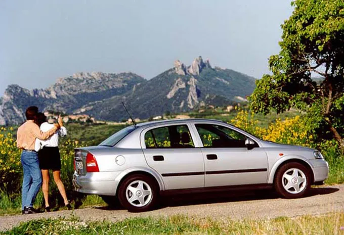 Opel Astra 2.2 1998 photo - 12
