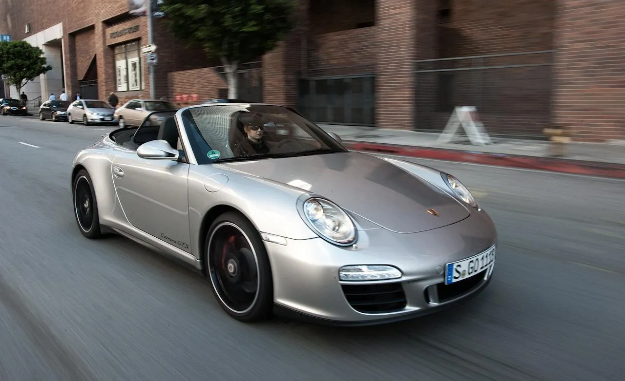 Porsche 911 GTS 2011 photo - 12