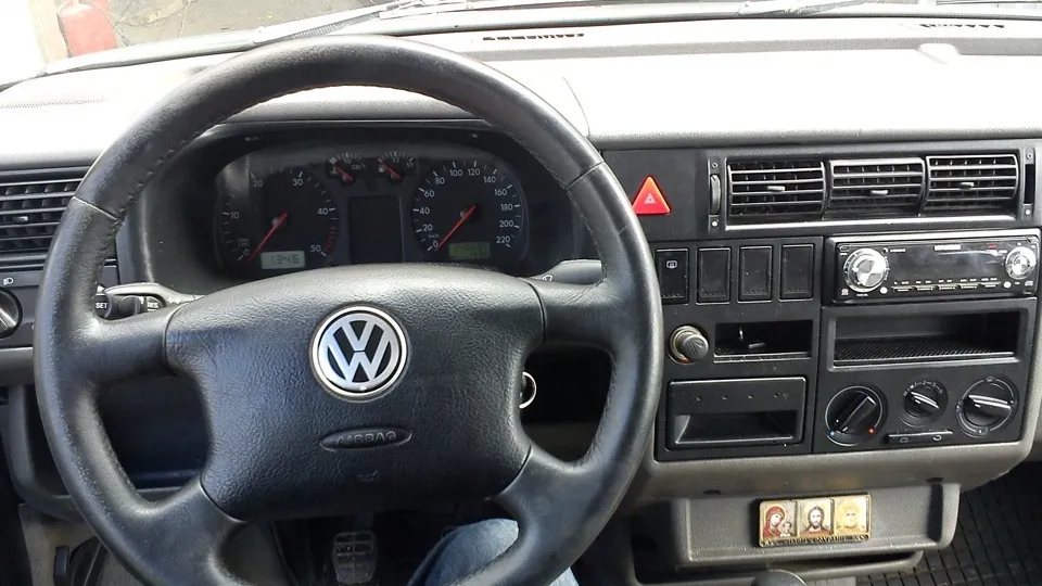 Volkswagen Caravelle 1.9 1999 photo - 1
