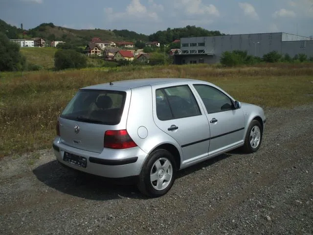 Volkswagen Golf 1.6 2001 photo - 11