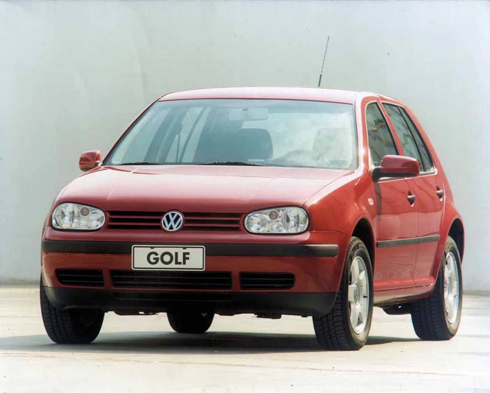 Volkswagen Golf 1.6 2001 photo - 8