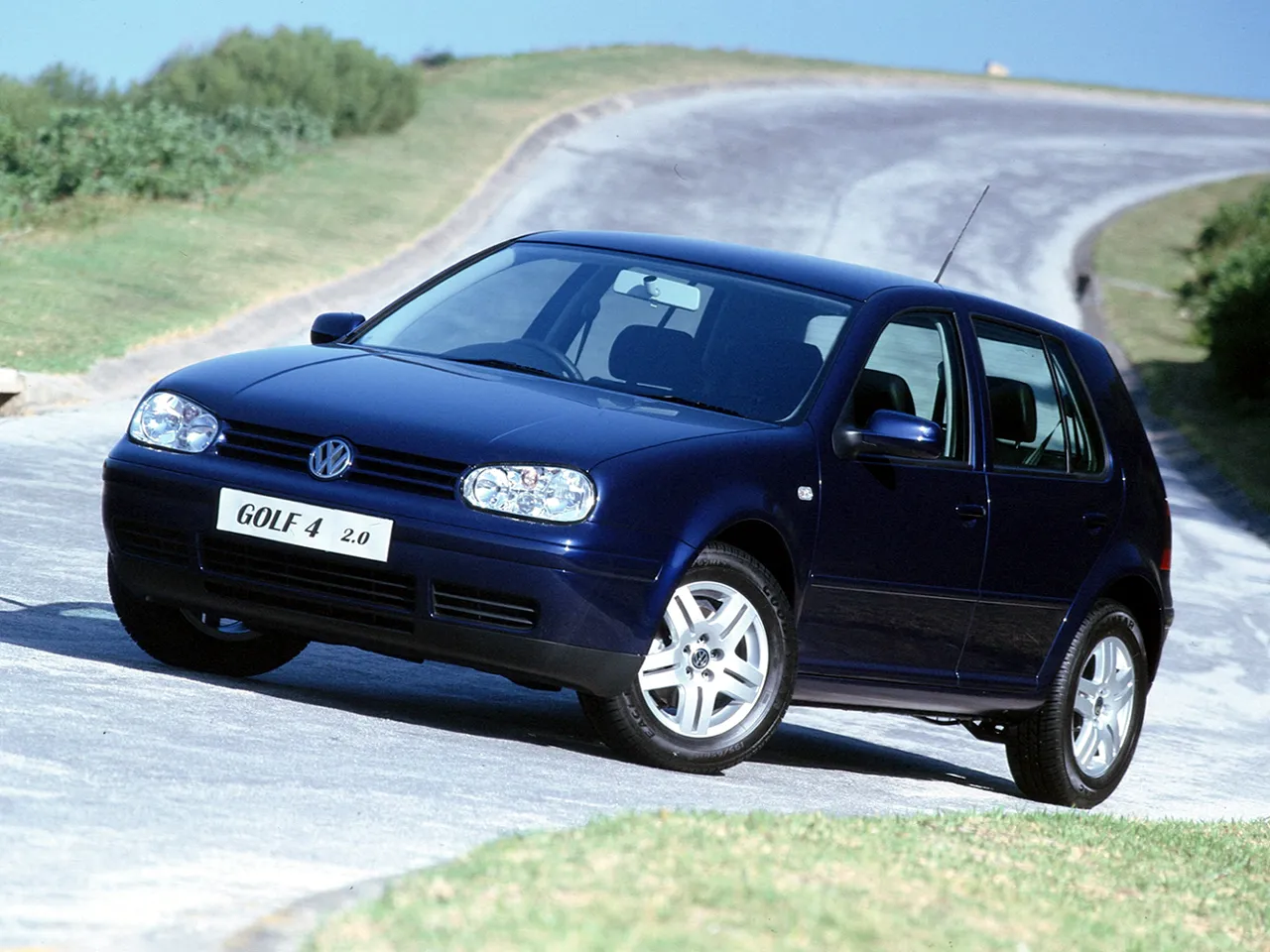 Volkswagen Golf 2.0 2003 photo - 7